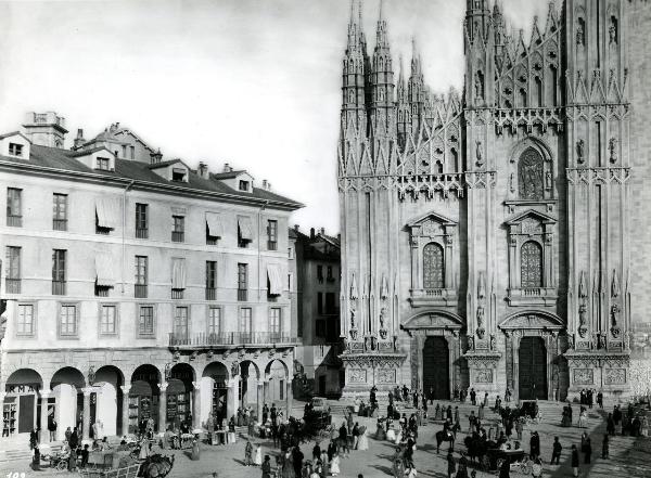 Scena del film "Giuseppe Verdi" - Gallone, Carmine, 1938 - Veduta di piazza Duomo a Milano antecedente la guerra.
