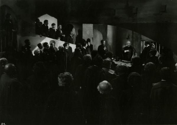 Scena del film "Giuseppe Verdi" - Gallone, Carmine, 1938 - Una folla di attori non identificati guarda a destra in direzione di Fosco Giachetti.
