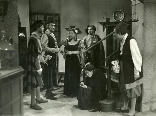 Scena del film "La gondola del Diavolo" - Campogalliani, Carlo, 1946 - Da sinistra a destra: Alfredo Varelli, Carlo Lombardi, Loredana e Nino Pavese. Seduta, un'attrice non identificata. Di fianco, un attore non identificato.