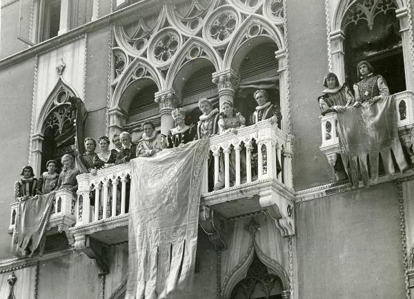 Scena del film "La gondola del Diavolo" - Campogalliani, Carlo, 1946 - Alcuni attori non identificati si sporgono dalla balconata di un elegante palazzo.


