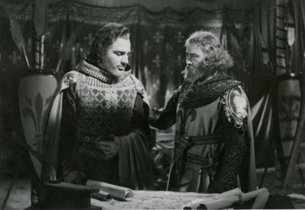 Scena del film "La gorgona" - Brignone, Guido, 1942 - A sinistra, Rossano Brazzi. A destra, Camillo Pilotto mentre pone una mano sulla spalla di Brazzi.