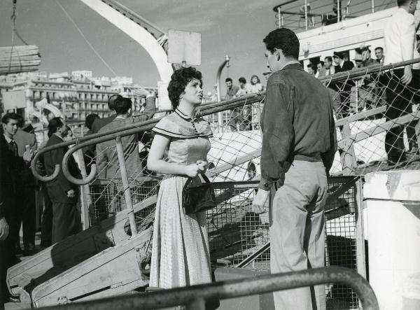 Scena del film "Il grande giuoco" - Siodmak, Robert, 1954 - Sul ponte di imbarco di una nave: Gina Lollobrigida e Jean Paul Pascal si guardano. Attorno, attori non identificati.
