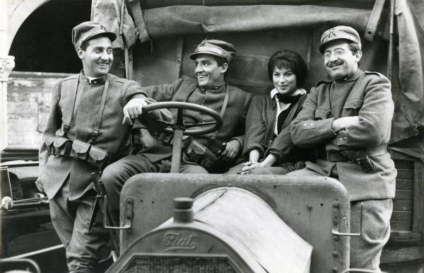 Scena del film "La grande guerra" - Monicelli, Mario, 1959 - Su un camioncino dell'esercito, da sinistra a destra: Alberto Sordi, Vittorio Gassman, Silvana Mangano e un attore non identificato.






