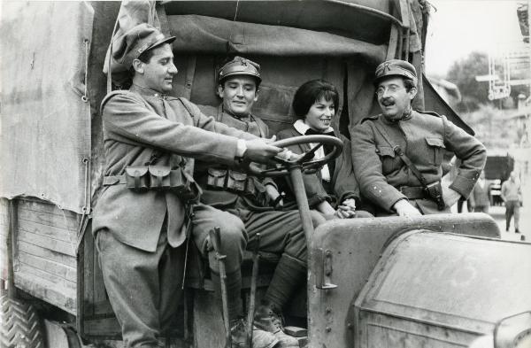 Scena del film "La grande guerra" - Monicelli, Mario, 1959 - Su un camioncino dell'esercito, da sinistra a destra: Alberto Sordi, Vittorio Gassman, Silvana Mangano e un attore non identificato.







