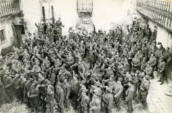 Scena del film "La grande guerra" - Monicelli, Mario, 1959 - Una folla di soldati festeggia.









