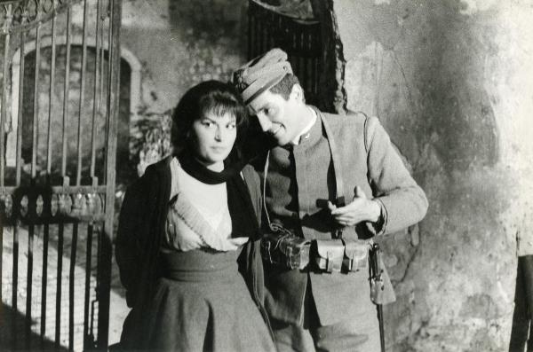 Scena del film "La grande guerra" - Monicelli, Mario, 1959 - A sinistra, Silvana Mangano. A destra, Vittorio Gassman. Gassman va vicino al viso della Mangano.












