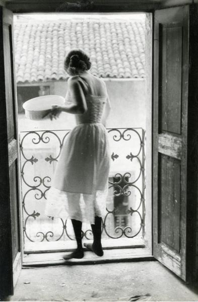 Scena del film "La grande guerra" - Monicelli, Mario, 1959 - Affacciata al balcone, Silvana Mangano.














