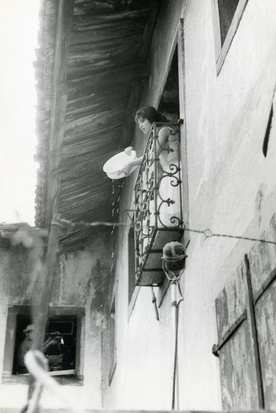 Scena del film "La grande guerra" - Monicelli, Mario, 1959 - Affacciata al balcone, Silvana Mangano mentre con una bacinella lancia dell'acqua. All'altra finestra si intravede un operatore non identificato.















