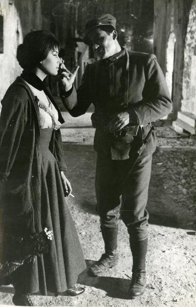 Scena del film "La grande guerra" - Monicelli, Mario, 1959 - A destra, Vittorio Gassman con la mano destra sfiora il viso di Silvana Mangano, a sinistra.


















