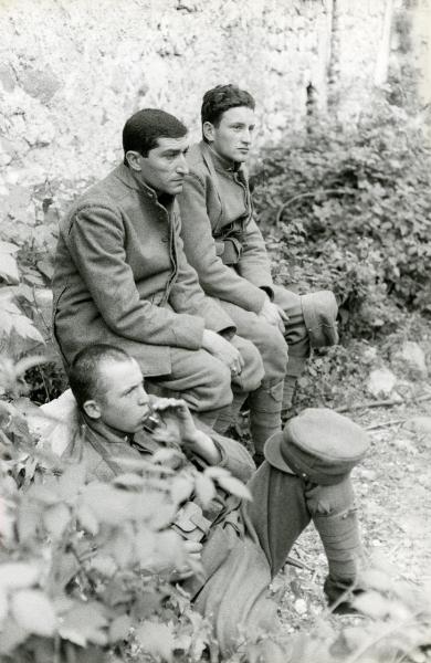 Scena del film "La grande guerra" - Monicelli, Mario, 1959 - Seduti e sdraiati: al centro, tra due attori non identificati, Nicola Arigliano.


















