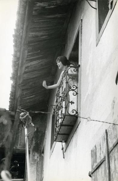 Sul set del film "La grande guerra" - Monicelli, Mario, 1959 - Affacciata al balcone, Silvana Mangano mentre urla. Si intravede un cameraman non identificato e un microfono.



















