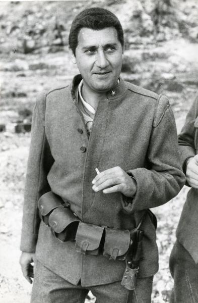 Sul set del film "La grande guerra" - Monicelli, Mario, 1959 - Mezza figura di Alberto Sordi mentre, fumando una sigaretta, guarda verso destra.




















