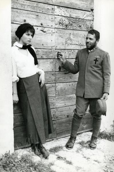 Scena del film "La grande guerra" - Monicelli, Mario, 1959 - Vicino a un portone: a sinistra, Silvana Mangano guarda davanti a sé. A destra, Achille Compagnoni tenendo la maniglia della porta la guarda.




