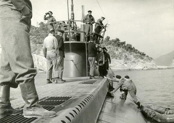 Scena del film "La grande speranza" - Coletti, Duilio, 1954 - Alcuni attori non identificati sulla superficie di un sommergibile.


