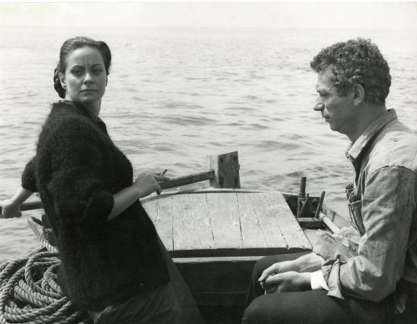 Scena del film "La grande strada azzurra" - Pontecorvo, Gillo, 1957 - Su una barca: a sinistra, Alida Valli mentre fuma una sigaretta. A destra, Yves Montand.
