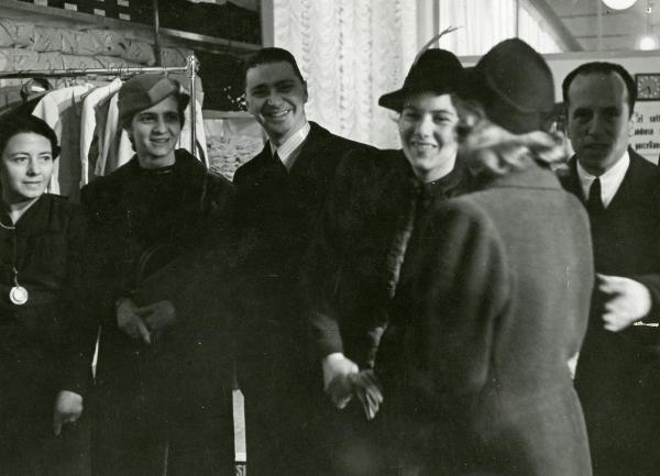 Sul set del film "Grandi magazzini" - Camerini, Mario, 1939 - La Contessa Csaky, Isabella Von Bergen, figlia dell'Ambasciatore di Germania, Vereg Wagner e il Conte Vincenzo Spezza, accompagnati da Franco Caudarelle, visitano Cinecittà.