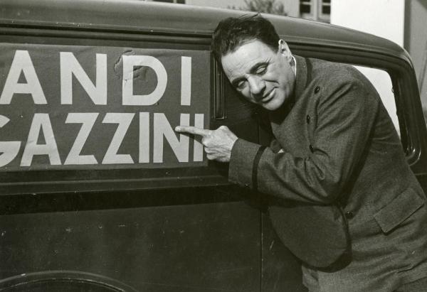 Scena del film "Grandi magazzini" - Camerini, Mario, 1939 - Virgilio Riento mentre indica una scritta su un'automobile.




