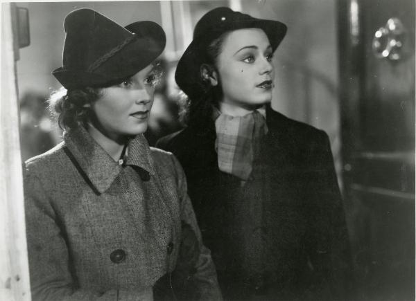 Scena del film "Grandi magazzini" - Camerini, Mario, 1939 - Mezza figura di Assia Noris, a sinistra e Luisella Beghi, a destra.






