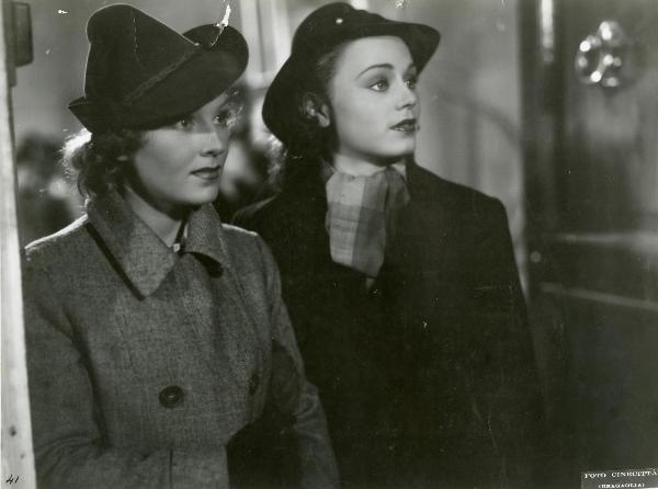 Scena del film "Grandi magazzini" - Camerini, Mario, 1939 - Mezza figura di Assia Noris, a sinistra e Luisella Beghi, a destra.






