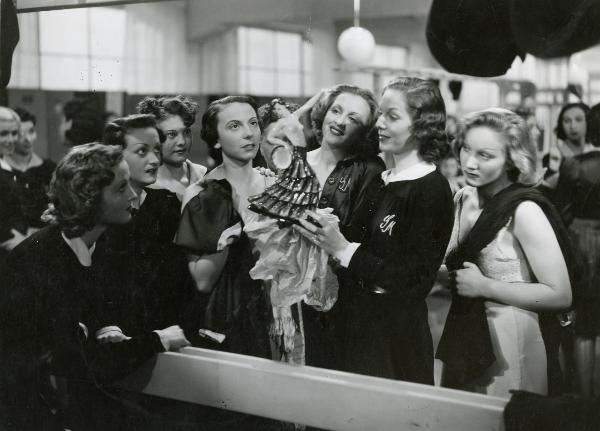 Scena del film "Grandi magazzini" - Camerini, Mario, 1939 - In mezzo a un gruppo di attrici non identificate, Milena Penovich tiene in mano la statua di una ballerina di flamenco.





