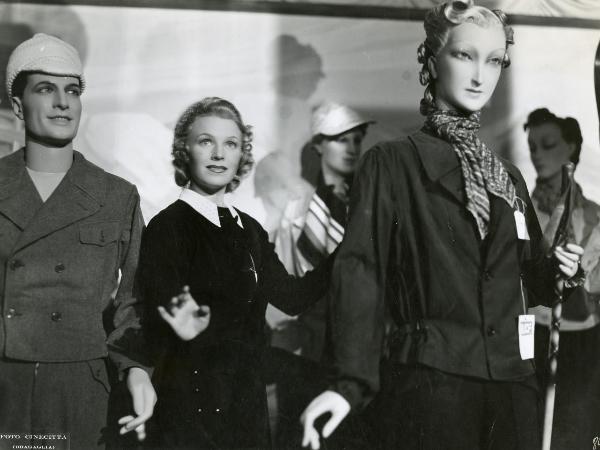 Scena del film "Grandi magazzini" - Camerini, Mario, 1939 - In mezzo ad alcuni manichini vestiti, Assia Noris.






