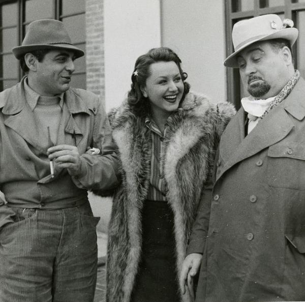 Sul set del film "La Granduchessa si diverte" - Gentilomo, Giacomo, 1940 - Da sinistra a destra: mezze figure di Dro Muio, Paola Barbara e Camillo Pilotto.

