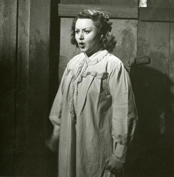 Scena del film "La Granduchessa si diverte" - Gentilomo, Giacomo, 1940 - Mezza figura in camicia da notte di Paola Barbara mentre guarda e parla verso sinistra.




