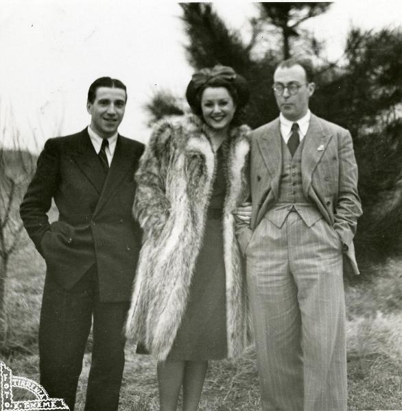 Sul set del film "La Granduchessa si diverte" - Gentilomo, Giacomo, 1940 - Da sinistra a destra: un attore non identificato, Paola Barbara e Mario Borghi, uno dei capi di Gneme Tirrenia.
