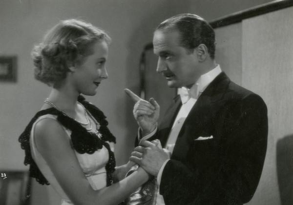 Scena del film "Grattacieli" - Giannini, Guglielmo, 1943 - Mezza figura di Renato Cialente e Elena Maltzeff. I due si guardano e si stringono le mani. L'attore indica l'attrice con l'indice della mano destra.
