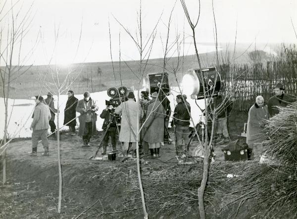 Sul set del film "Il grido" - Antonioni, Michelangelo, 1957 - In mezzo a un campo semi-innevato la troupe gira alcune riprese del film. 






