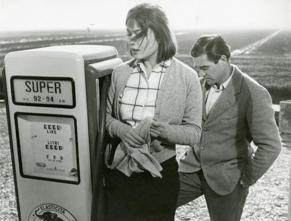 Scena del film "Il grido" - Antonioni, Michelangelo, 1957 - Fermi a un distributore di benzina: in primo piano, Gabriella Pallotta appoggiata alla pompa e dietro di lei Steve Cochran mentre guarda in basso.








