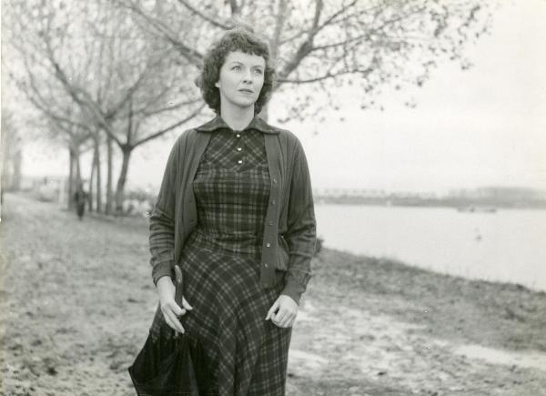 Scena del film "Il grido" - Antonioni, Michelangelo, 1957 - Vicino alla riva di un lago, mezza figura di Betsy Blair che guarda a destra e tiene in mano un ombrello.