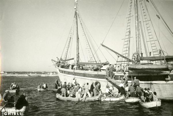 Scena del film "Il grido della terra" - Coletti, Duilio, 1948 - Molti attori non identificati in barca tentano di salire su un veliero.
