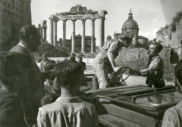 Scena del film "Il grido della terra" - Coletti, Duilio, 1948 - In mezzo ad alcune rovine, alcuni attori non identificati anche in veste di soldati.

