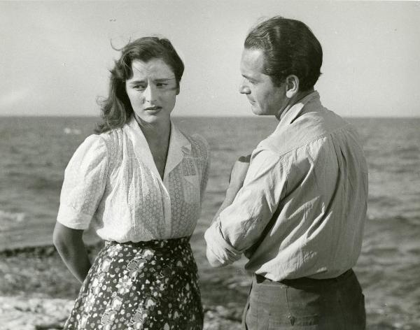 Scena del film "Il grido della terra" - Coletti, Duilio, 1948 - In riva al mare: Marina Berti, a sinistra e Andrea Checchi, a destra. L'attrice devia lo sguardo dell'attore.

