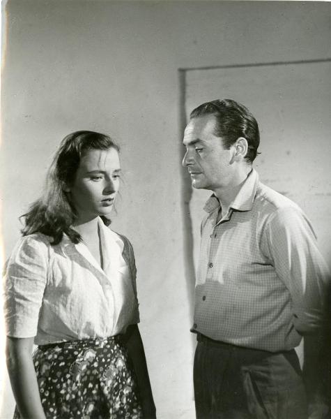 Scena del film "Il grido della terra" - Coletti, Duilio, 1948 - Mezze figure di Marina Berti, a sinistra e Andrea Checchi, a destra. L'attrice ha lo sguardo fisso davanti a sé mentre Checchi guarda la Berti.
