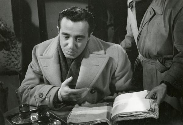 Sul set del film "La guardia del corpo" - Bragaglia, Carlo Ludovico, 1942 - Vittorio De Sica mentre ripassa la parte prima di girare una scena del film.




