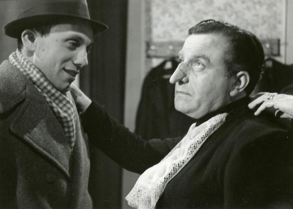 Scena del film "La guardia del corpo" - Bragaglia, Carlo Ludovico, 1942 - A destra, primo piano di Carlo Campanini con il naso finto mentre poggia la mano destra alla spalla di un attore non identificato davanti a lui.








