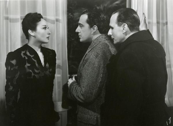 Scena del film "La guardia del corpo" - Bragaglia, Carlo Ludovico, 1942 - Da sinistra a destra: Clara Calamai, Vittorio De Sica e Sergio Tofano. I due attori guardano intensamente l'attrice che ricambia il loro sguardo.










