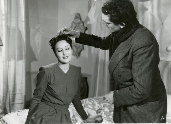 Sul set del film "La guardia del corpo" - Bragaglia, Carlo Ludovico, 1942 - Clara Calamai mentre si fa aggiustare la pettinatura da Franzosi.