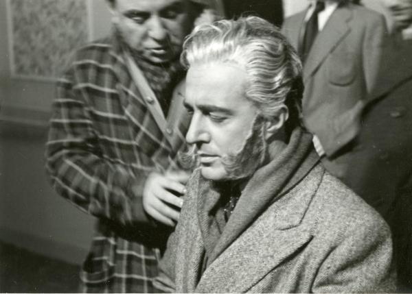 Scena del film "La guardia del corpo" - Bragaglia, Carlo Ludovico, 1942 - In primo piano, Vittorio De Sica. Subito dietro di lui, Carlo Campanini.

