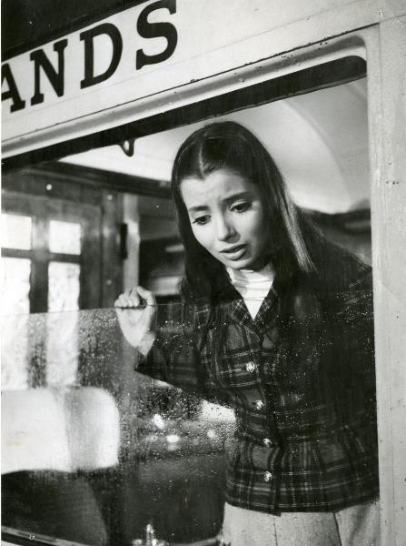 Scena del film "Guendalina" - Lattuada, Alberto, 1957 - Jacqueline Sassard affacciata dalla finestra di una locomotiva.

