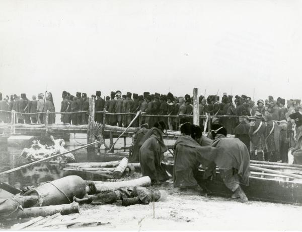 Scena del film "Guerra e pace" - Soldati, Mario - Vidor, King, 1955 - La Battaglia della Beresina nei pressi di Valenza Po.





