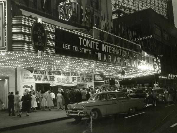 Sul set film "Guerra e pace" - Soldati, Mario - Vidor, King, 1955 - La prima del film "Guerra e pace" al Theatre of the Stars.