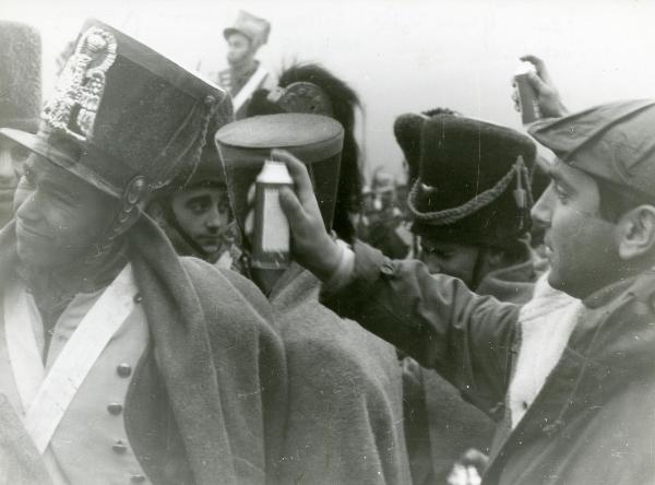 Sul set film "Guerra e pace" - Soldati, Mario - Vidor, King, 1955 - A destra, il regista King Vidor mentre spuzza con una bomboletta della neve artificiale su copricapi degli attori.
