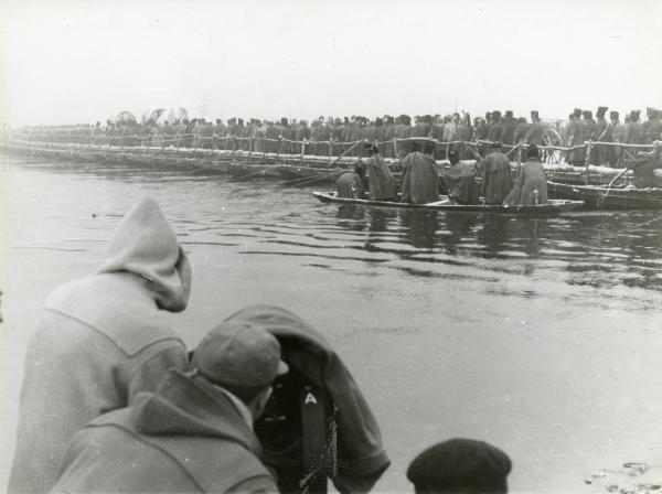 Sul set del film "Guerra e pace" - Soldati, Mario - Vidor, King, 1955 - Una scena della Battaglia della Beresina. In primo piano, la troupe riprende la scena.
