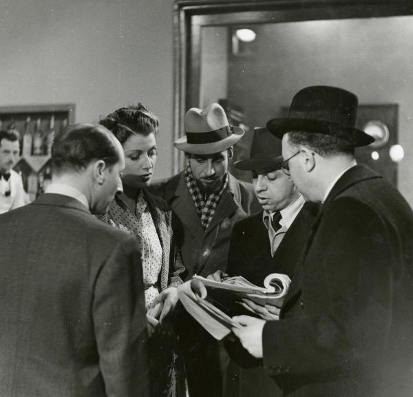 Sul set del film "Idillio a Budapest" - Ansoldi, Giorgio, Varriale, Gabriele, 1941 - Da sinistra a destra: Malavasi Renato, Germaine Aussey, Aldo De Lisi, i registi Giorgio Ansoldi e Gabriele Varriale. Insieme leggono il copione.