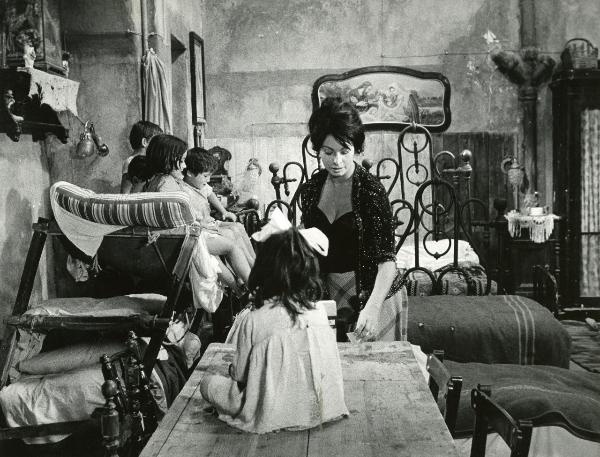 Scena del film "Ieri, oggi, domani" - De Sica, Vittorio, 1964 - In una stanza da letto, al centro, Sophia Loren. Attorno bambini non identificati.





