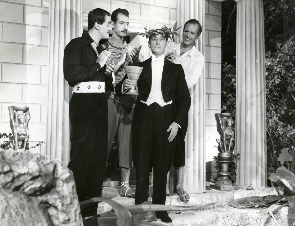 Scena del film "L'imperatore di Capri" - Comencini, Luigi, 1949 - Davanti a un porticato in colonne romane, da sinistra a destra: Galeazzo Benti, Nerio Bernardi, Totò, Gianni Appelius.



