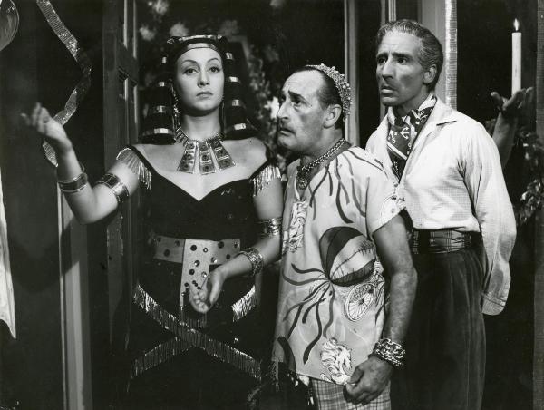 Scena del film "L'imperatore di Capri" - Comencini, Luigi, 1949 - Da sinistra a destra: Yvonne Sanson, Totò e Mario Castellani. L'attrice è vestita con vesti egizie.